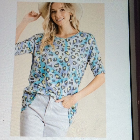 bombom Tops - 🫐  Colorful animal print short sleeve top